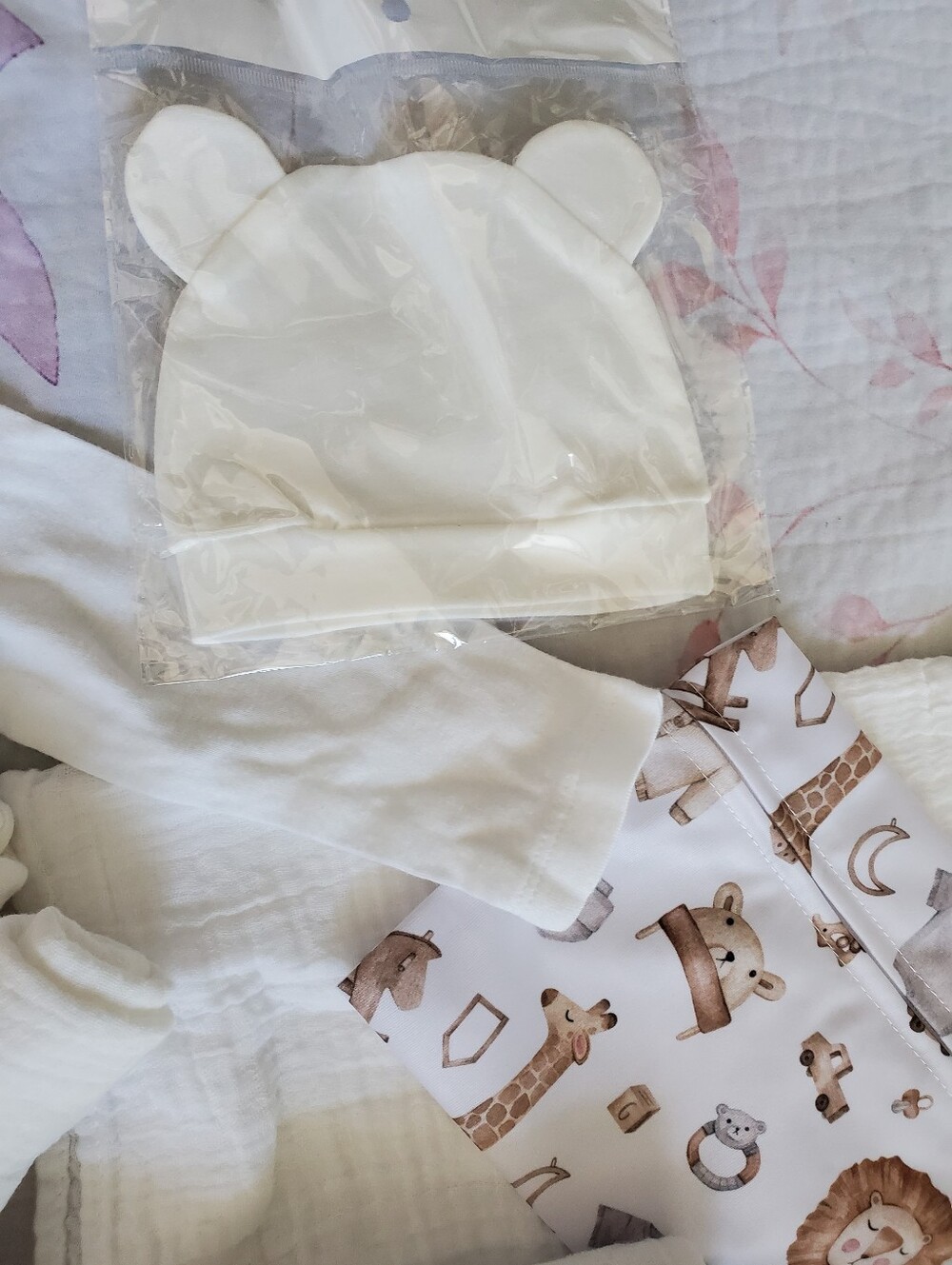 Mini Luxury Baby Gift Basket Thoughtfully Curated Neutral Newborn Essentials - Picture 6 of 11